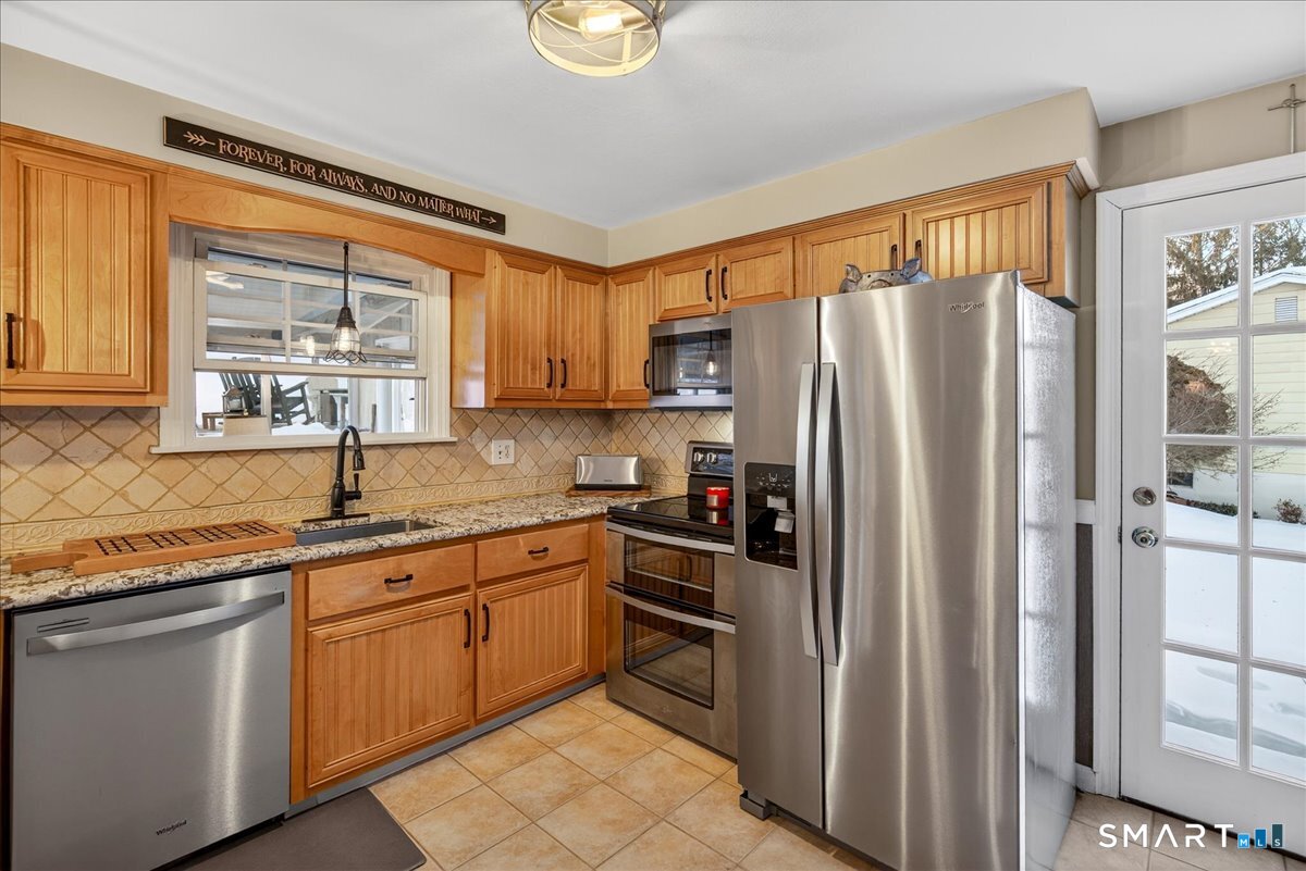 68 Lynn Drive Meriden, CT 06451 - Photo 4 of 29