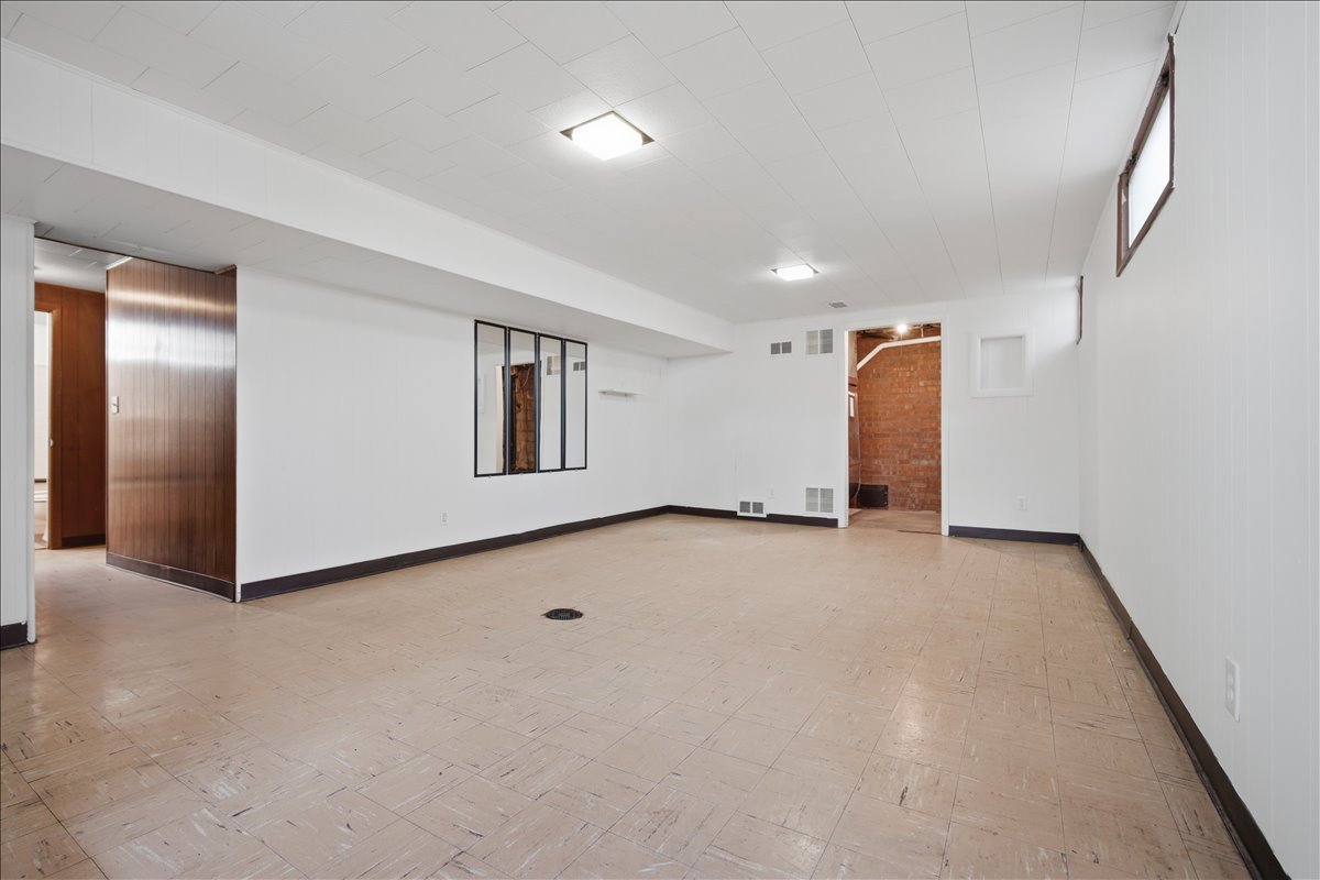 503 East Chestnut Street Bloomington, IL 61701 - Photo 18 of 24 a view of an empty room