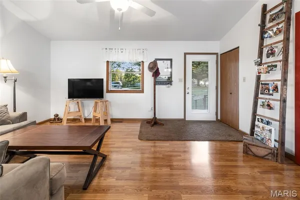 $329,900 | 28 Log Lane, Irving, IL 62051