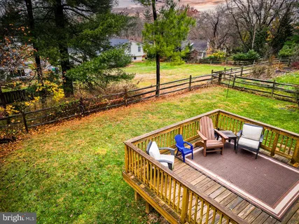 a picture of a bench in a window