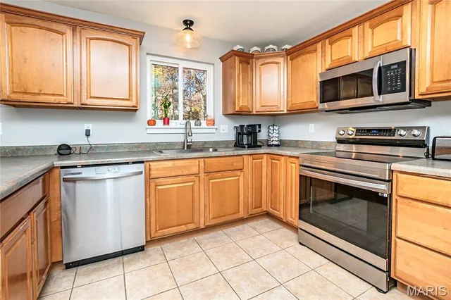 $389,900 | 6066 Peachtree Drive, Hillsboro, MO 63050