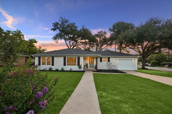 $395,000 | 606 South Tesch Street, Bellville, TX 77418