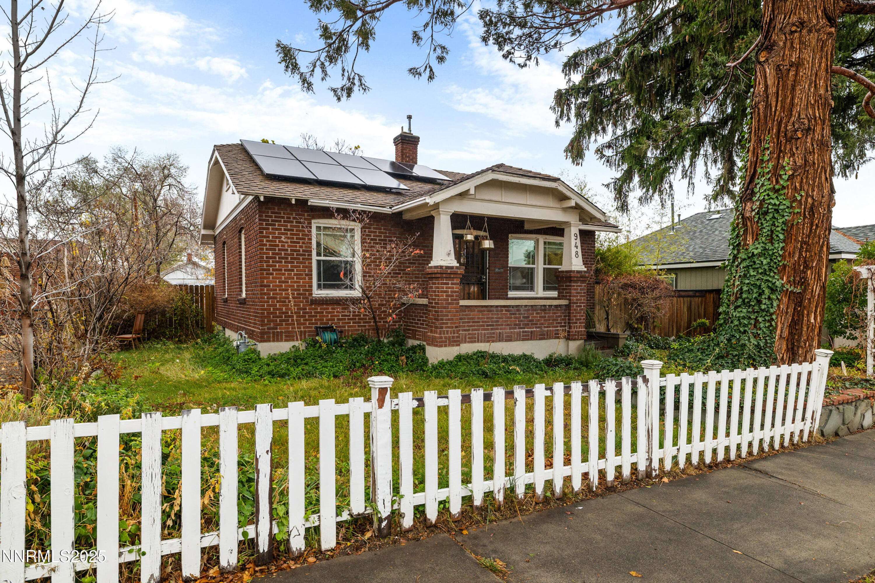 948 Washington Street Reno, NV 89503 - Photo 6 of 29 a front view of a house with a garden
