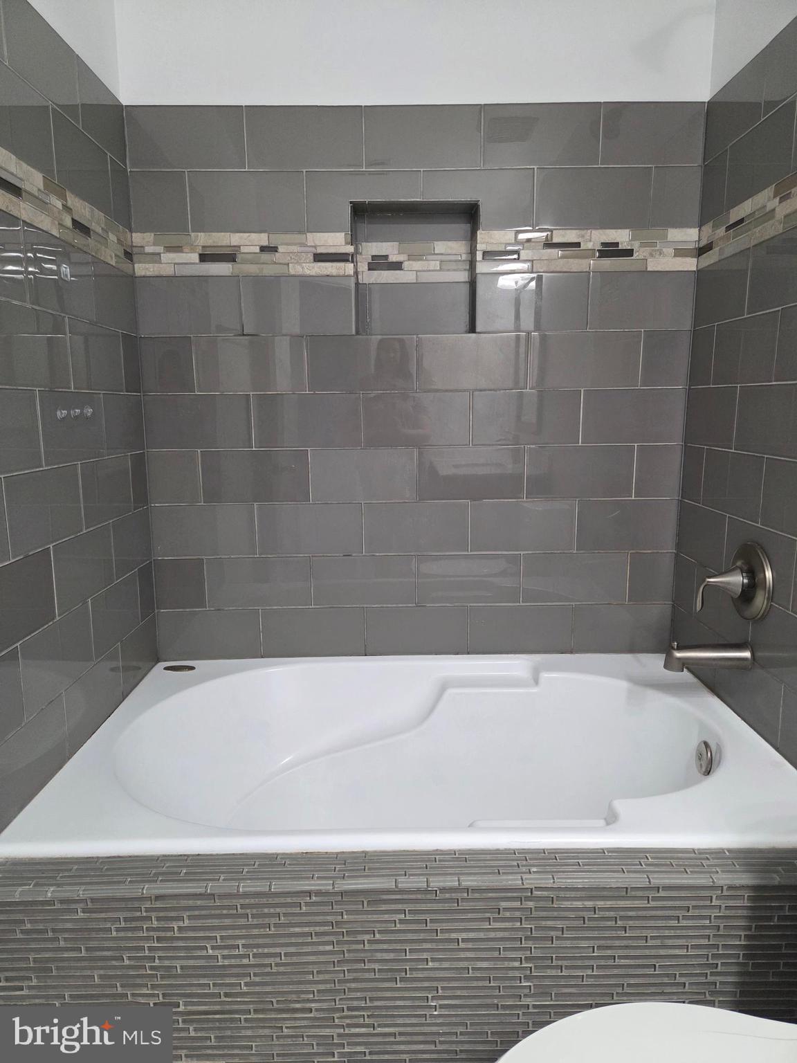 17381 Sligo Loop Dumfries, VA 22026 - Photo 17 of 35 a bathroom with a bathtub