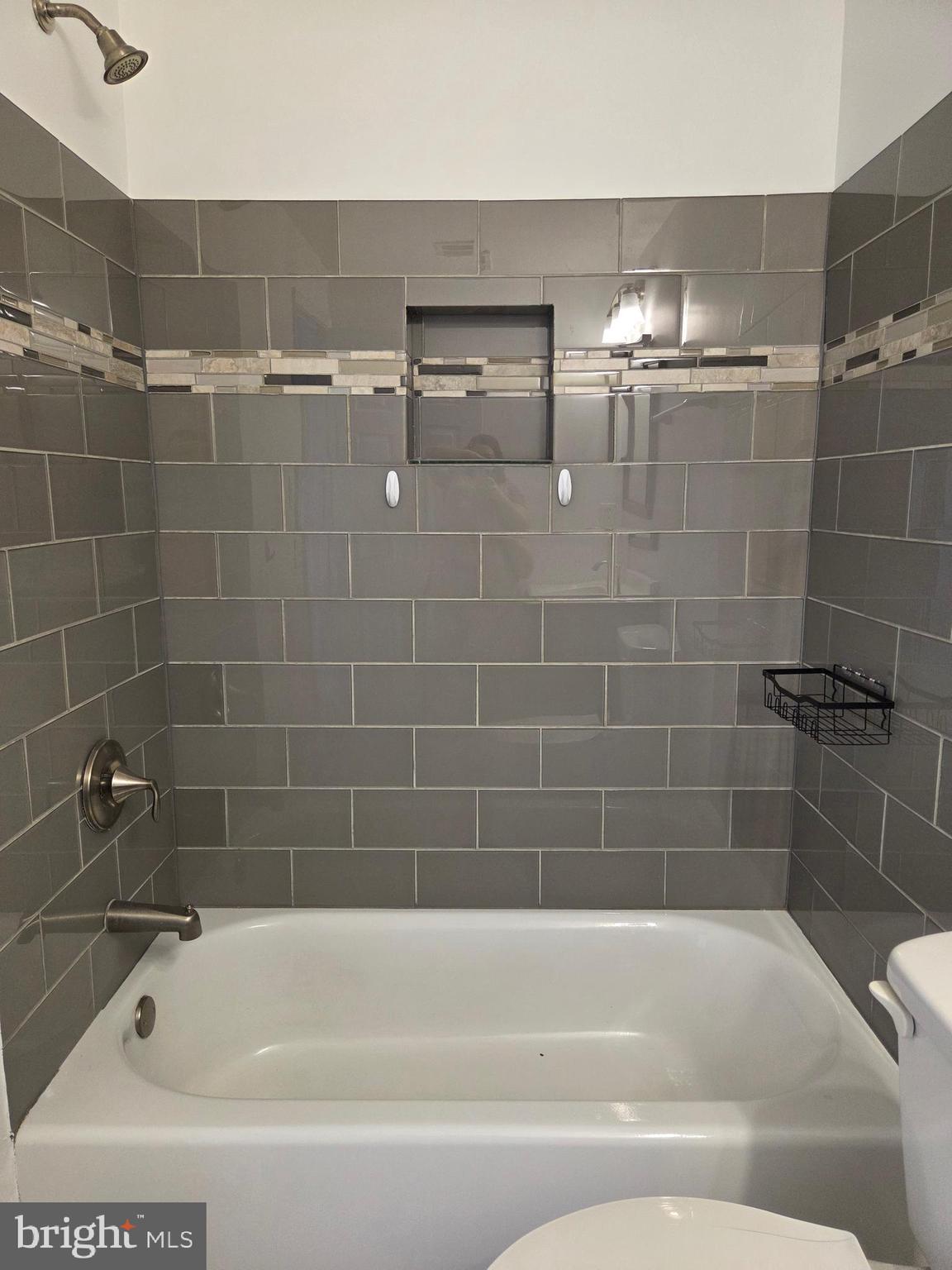 17381 Sligo Loop Dumfries, VA 22026 - Photo 22 of 35 a bathroom with a bathtub