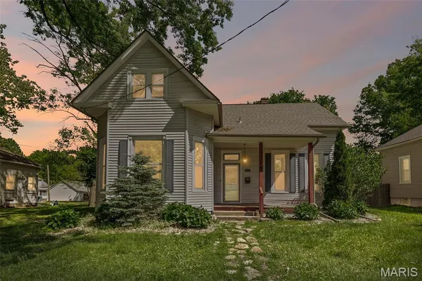 $2,600 | 911 Grand Avenue, Edwardsville, IL 62025