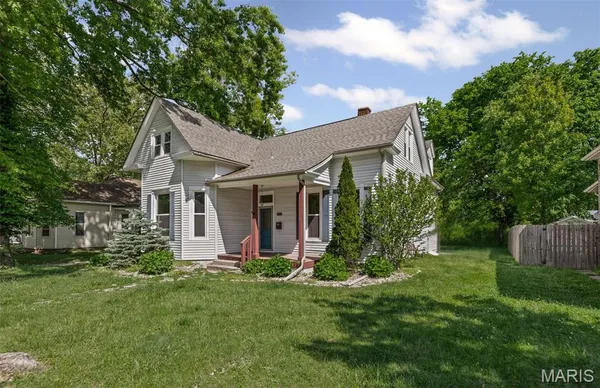 $2,600 | 911 Grand Avenue, Edwardsville, IL 62025