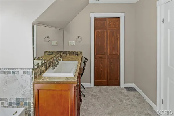 $2,600 | 911 Grand Avenue, Edwardsville, IL 62025