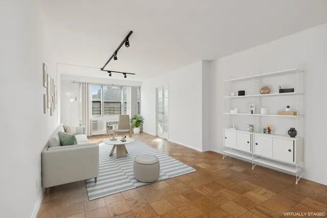 $900,000 | 401 East 74th Street, Unit 10E | Lenox Hill