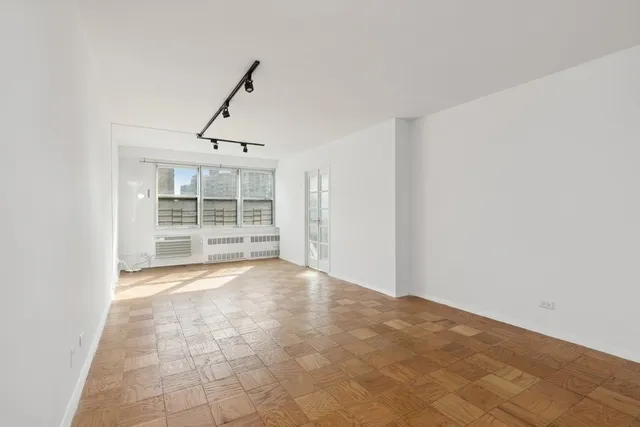 $900,000 | 401 East 74th Street, Unit 10E | Lenox Hill