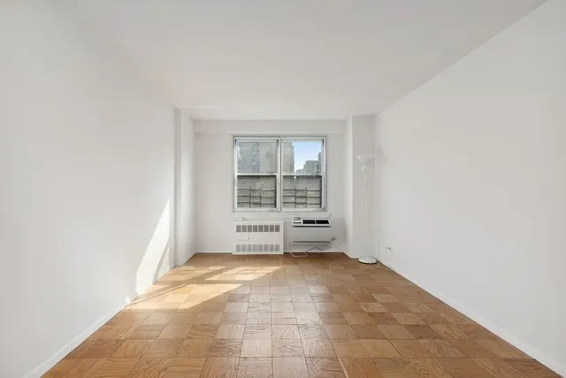$900,000 | 401 East 74th Street, Unit 10E | Lenox Hill