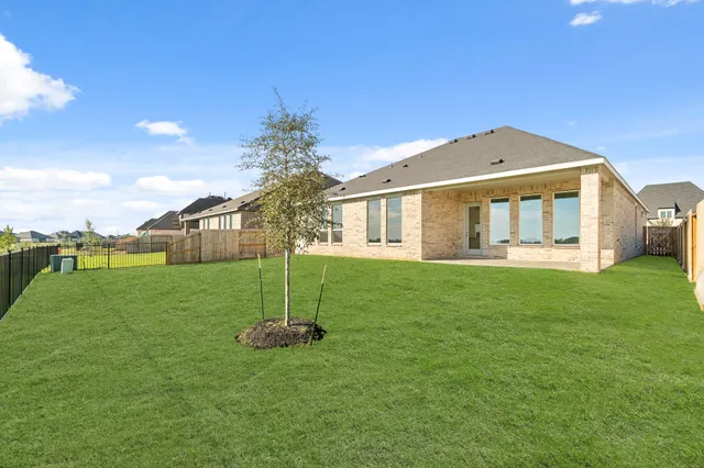 a view of a house with a backyard