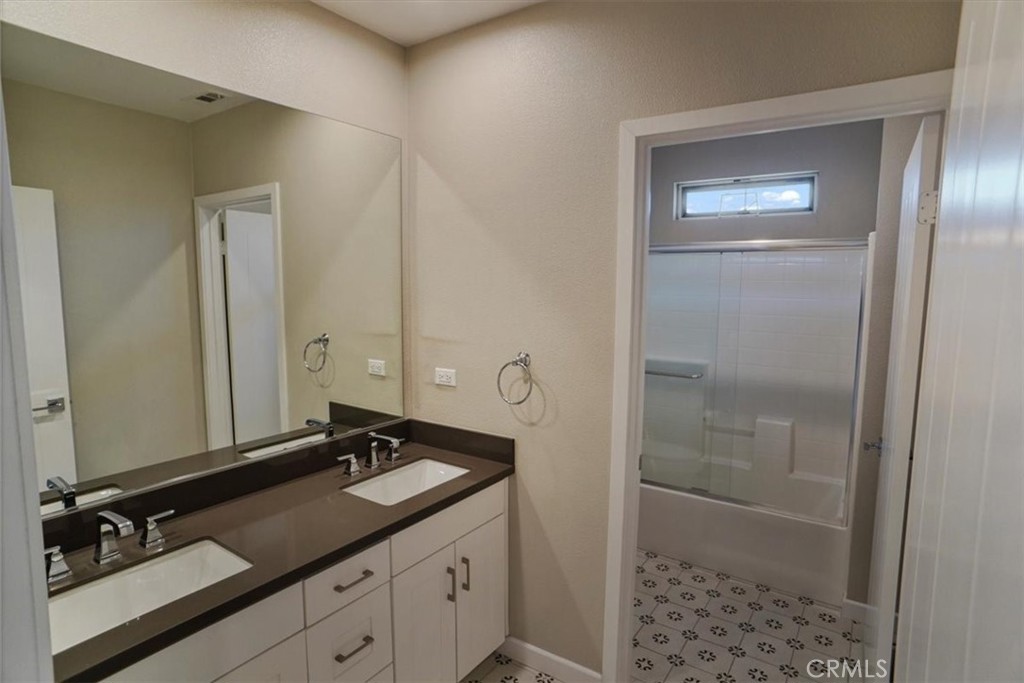 15605 Lilli Way Van Nuys, CA 91406 - Photo 13 of 16 2nd Floor Common Bathroom