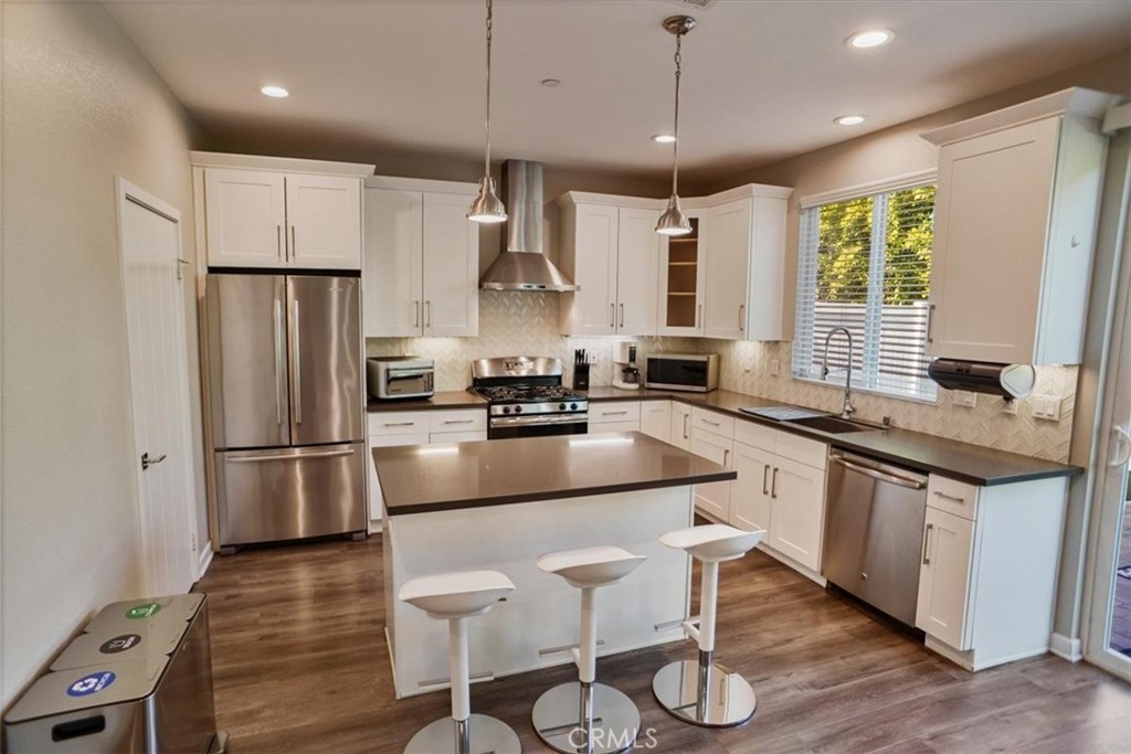 15605 Lilli Way Van Nuys, CA 91406 - Photo 3 of 16 Kitchen