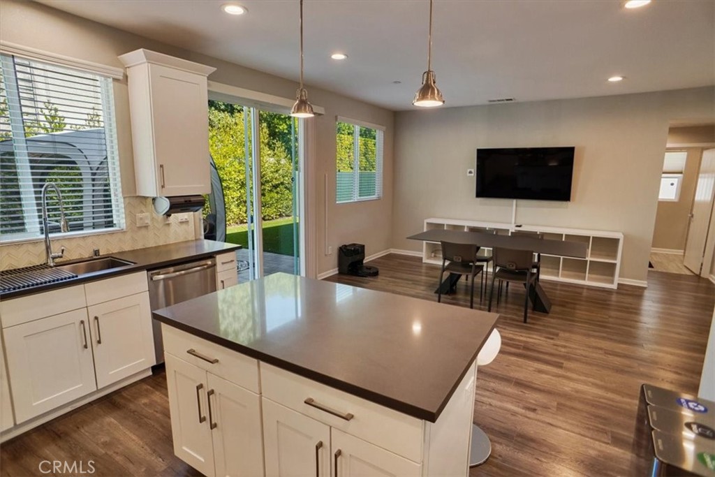 15605 Lilli Way Van Nuys, CA 91406 - Photo 4 of 16 Kitchen and Dining
