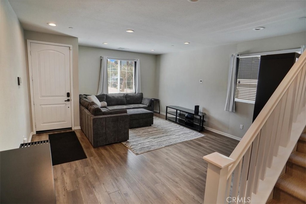15605 Lilli Way Van Nuys, CA 91406 - Photo 6 of 16 Living Room