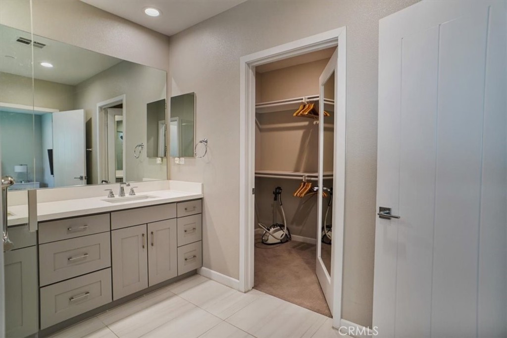 15605 Lilli Way Van Nuys, CA 91406 - Photo 10 of 16 Primary Bathroom with Walk In Closet