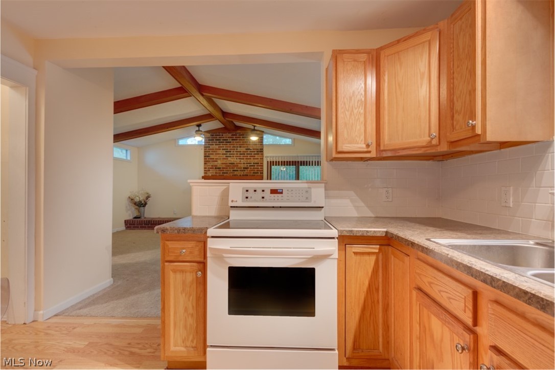 5096 Edenhurst Road Cleveland, OH 44124 - Photo 11 of 27 Kitchen is open to family room!