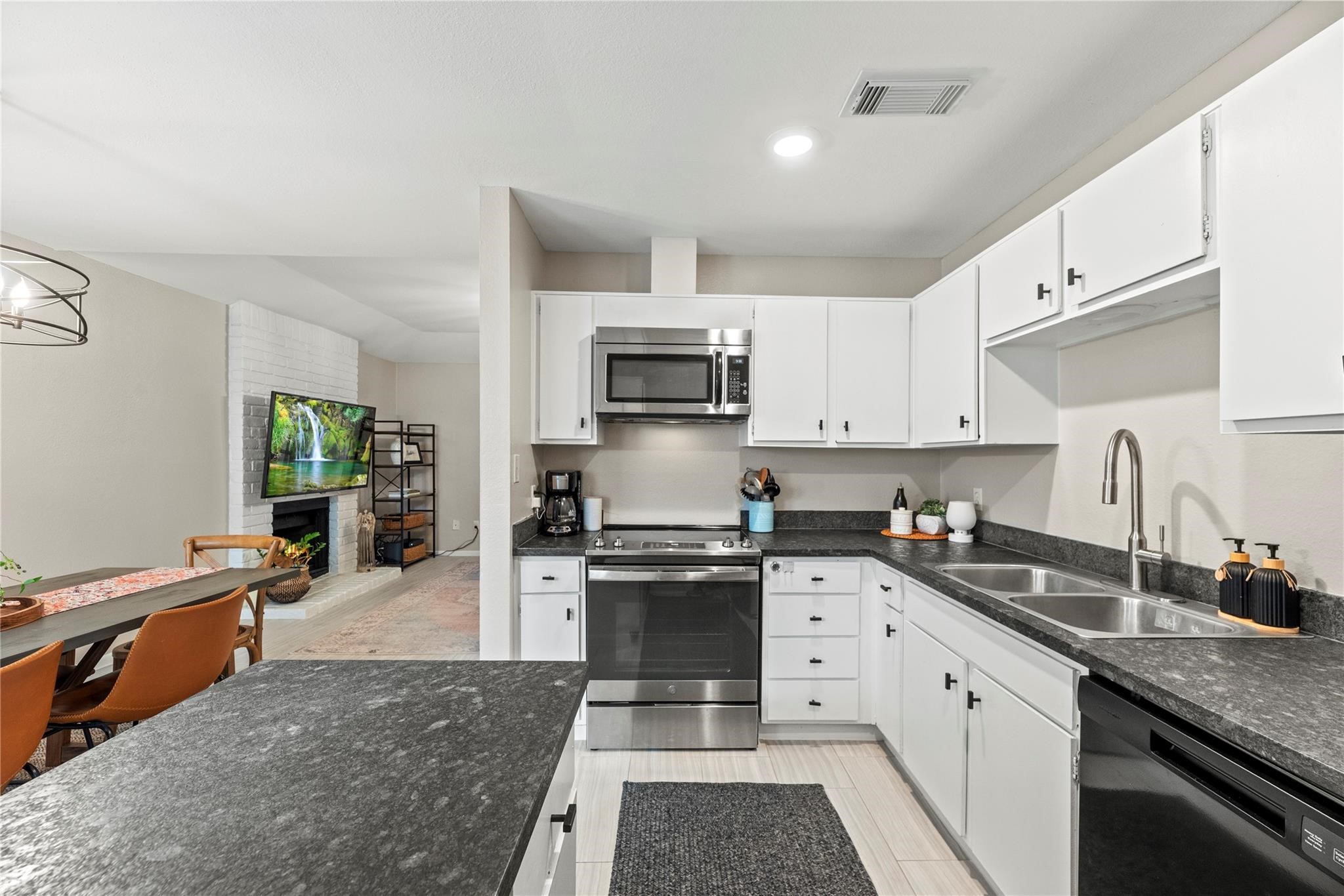 14020 Schroeder Road, Unit 126 Houston, TX 77070 - Photo 4 of 11 Kitchen with ALL APPLIANCES INCLUDED