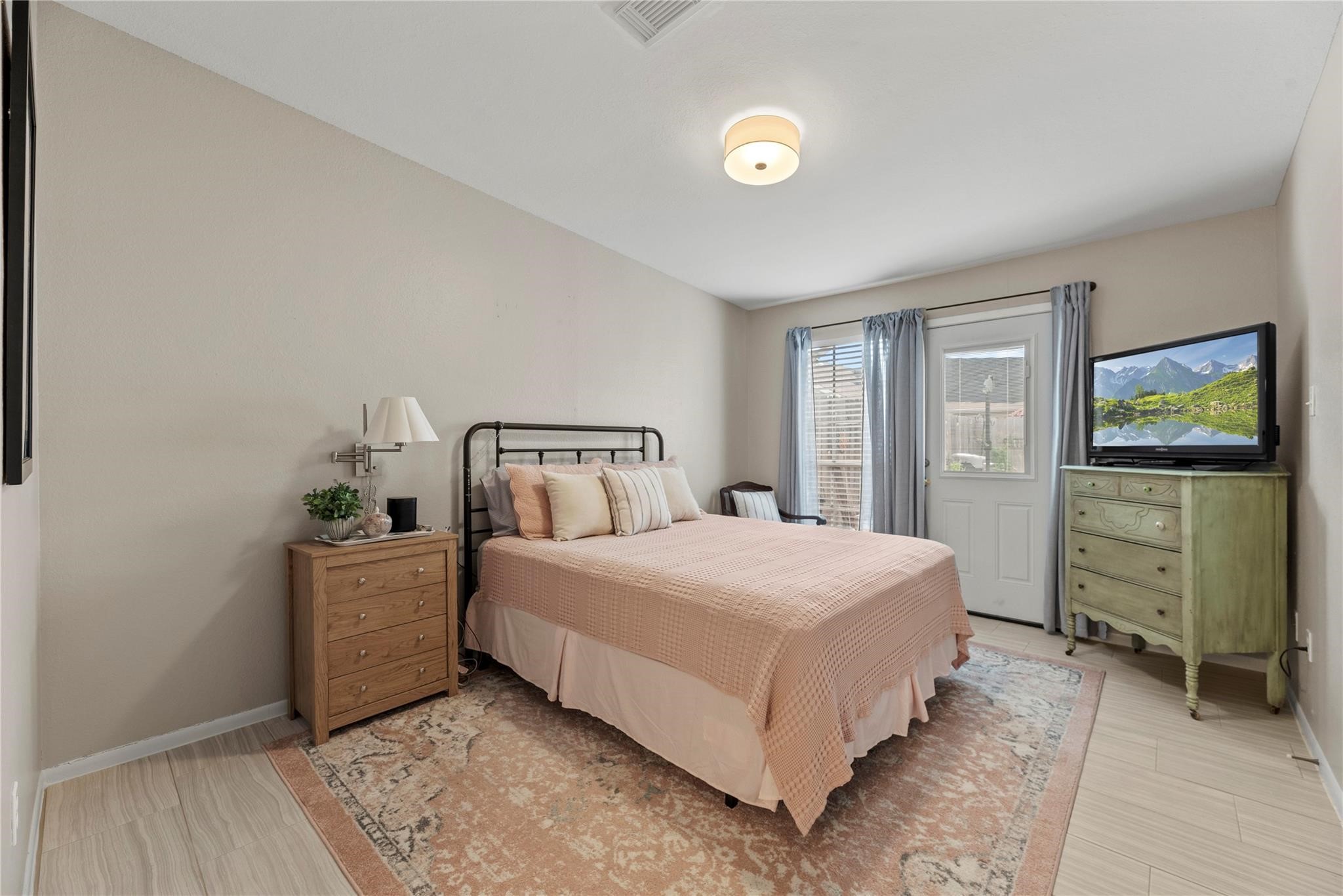 14020 Schroeder Road, Unit 126 Houston, TX 77070 - Photo 6 of 11 SPACIOUS PRIMARY BEDROOM