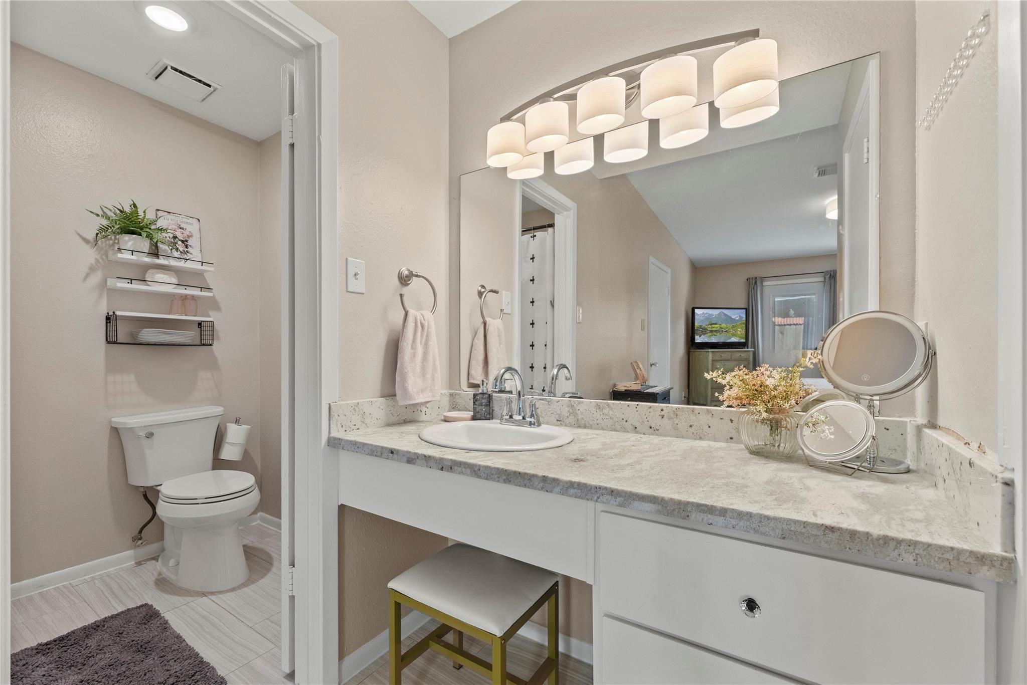 14020 Schroeder Road, Unit 126 Houston, TX 77070 - Photo 7 of 11 PRIMARY BATH