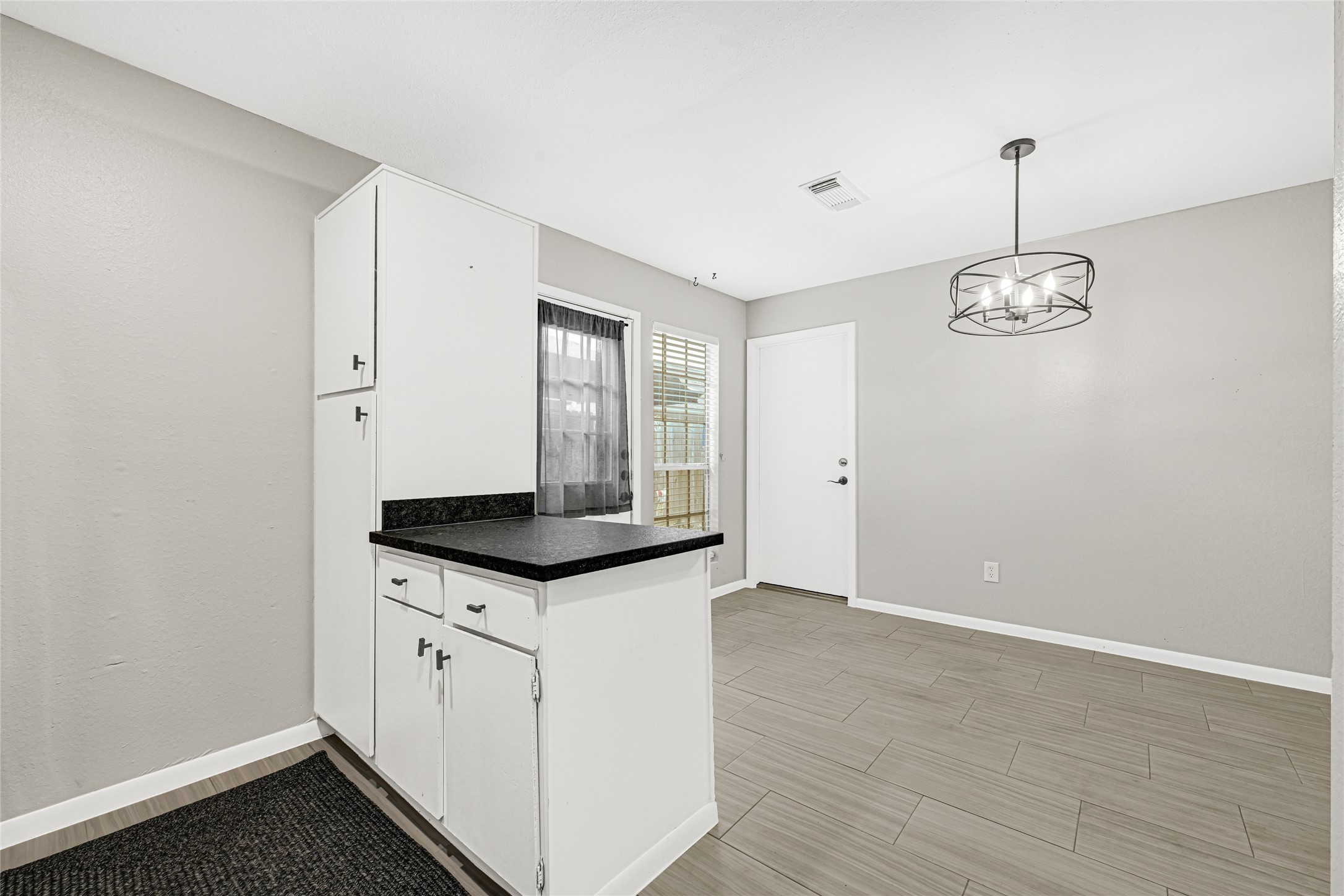 14020 Schroeder Road, Unit 126 Houston, TX 77070 - Photo 8 of 28 Kitchen open to dining room