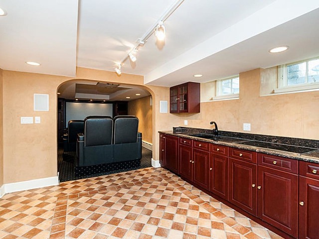 7600 Augusta Street River Forest, IL 60305 - Photo 21 of 25 a room with a bed and a television