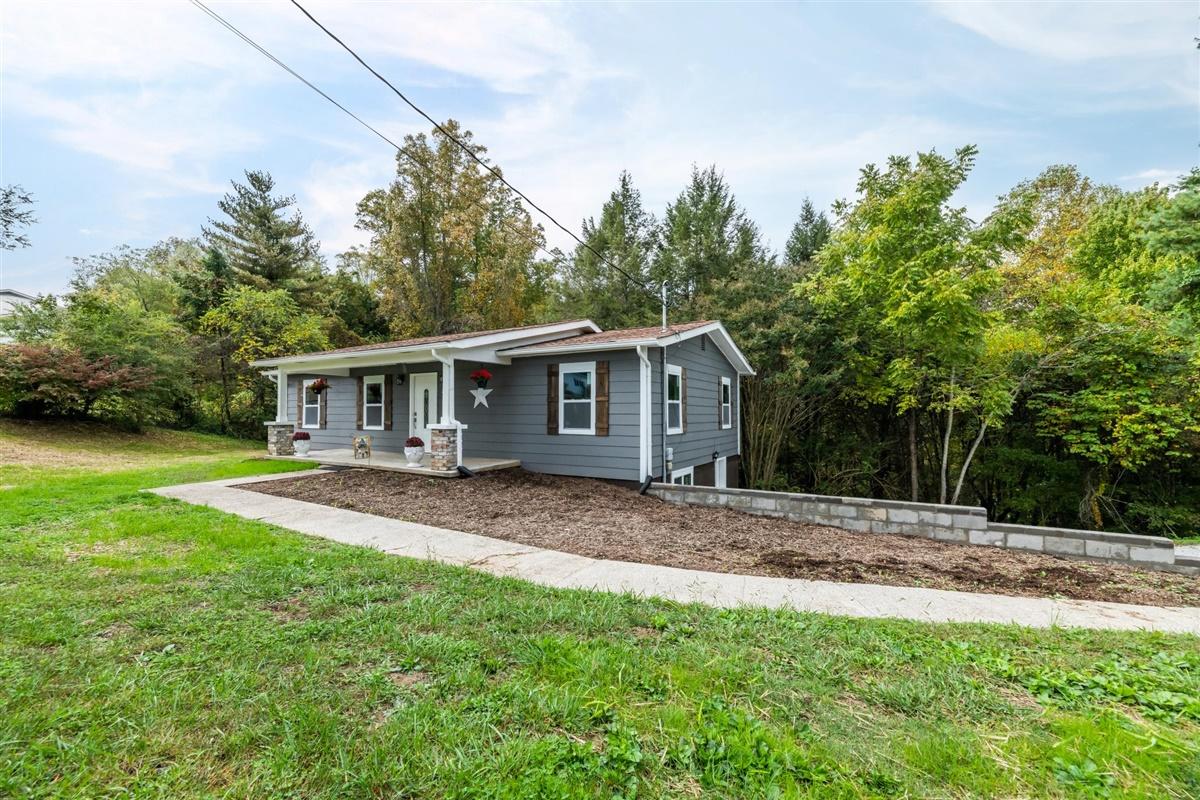 202 Pleasant View Loop Clinton, TN 37716 - Photo 3 of 30 3