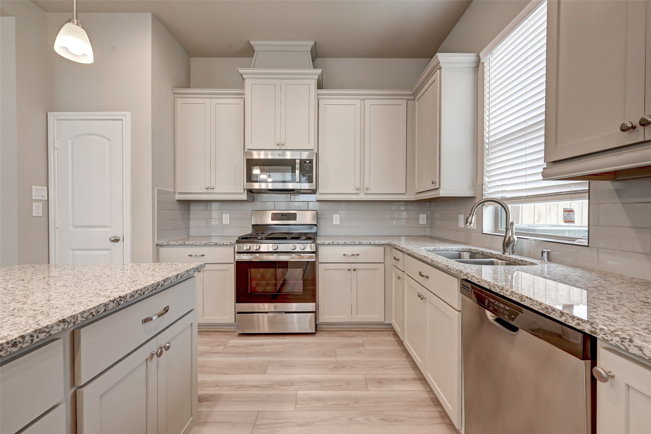 5039 Prairie Terrace Lane Fulshear, TX 77441 - Photo 5 of 16 Decent size kitchen with granite countertop & stainless steel appliances.