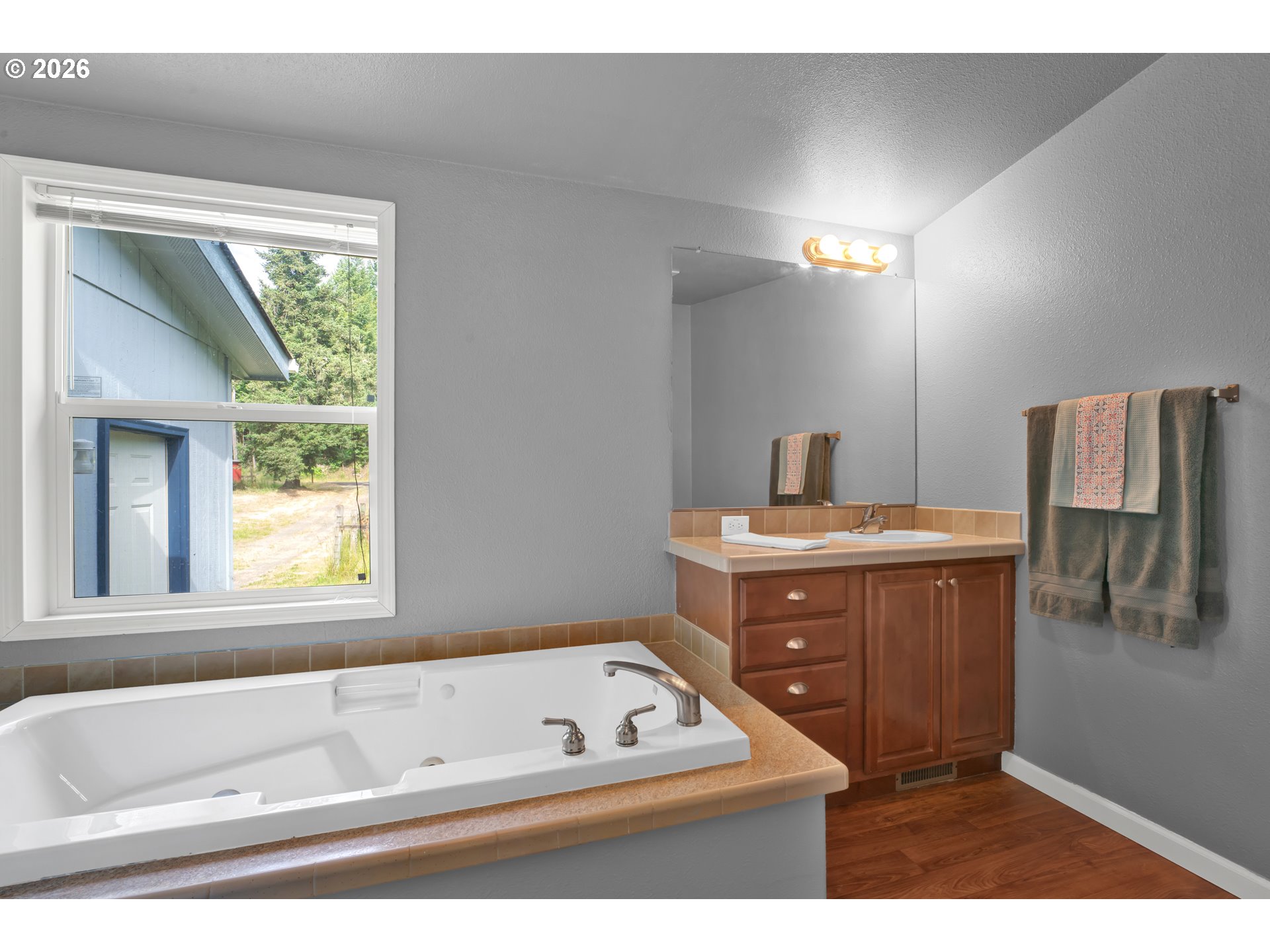 73916 London Road Cottage Grove, OR 97424 - Photo 24 of 48 En Suite Bathroom
