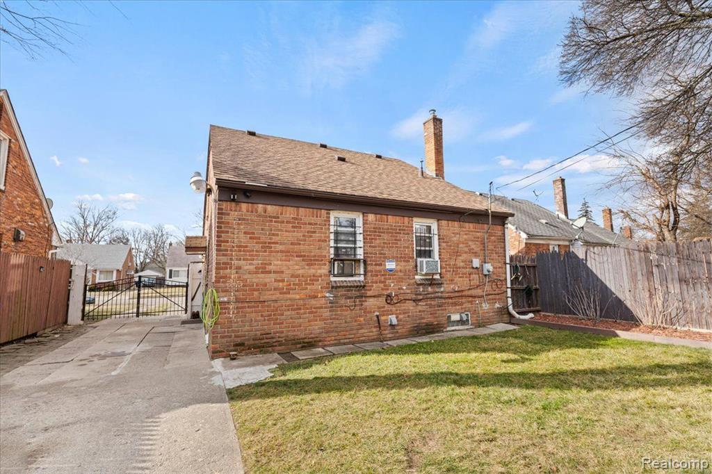 19496 Huntington Road Detroit, MI 48219 - Photo 4 of 31