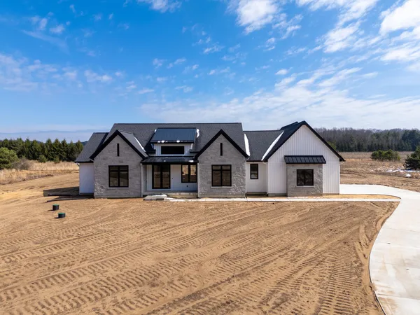 $950,000 | 61121 Airpark Lane, Mattawan, MI 49071