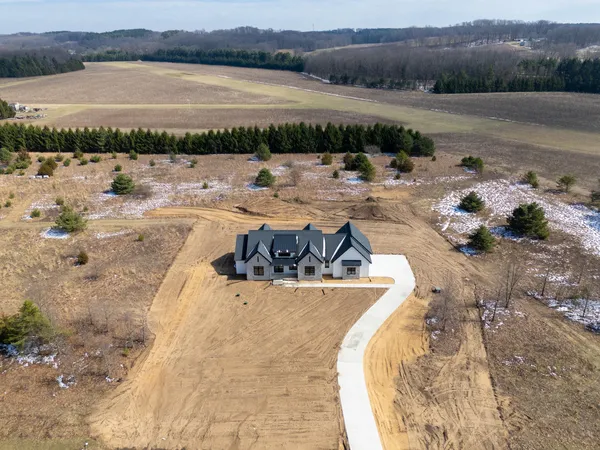 $950,000 | 61121 Airpark Lane, Mattawan, MI 49071