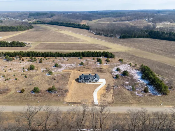 $950,000 | 61121 Airpark Lane, Mattawan, MI 49071