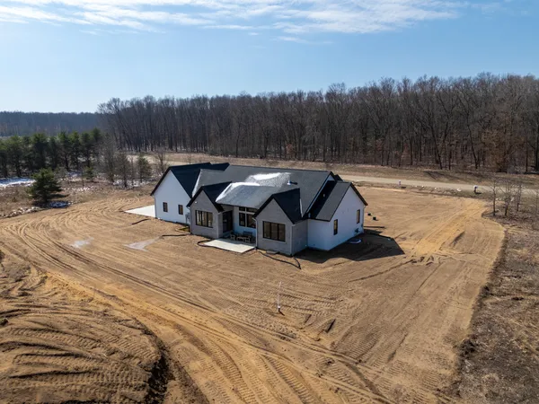 $950,000 | 61121 Airpark Lane, Mattawan, MI 49071