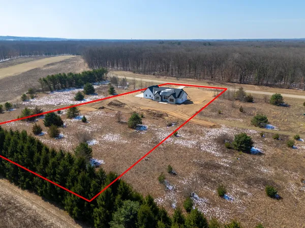 $950,000 | 61121 Airpark Lane, Mattawan, MI 49071