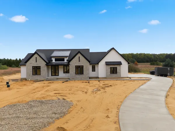 $950,000 | 61121 Airpark Lane, Mattawan, MI 49071