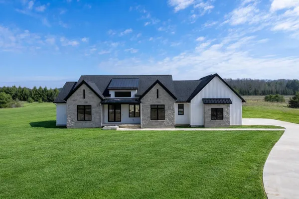 $950,000 | 61121 Airpark Lane, Mattawan, MI 49071