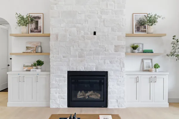 $950,000 | 61121 Airpark Lane, Mattawan, MI 49071