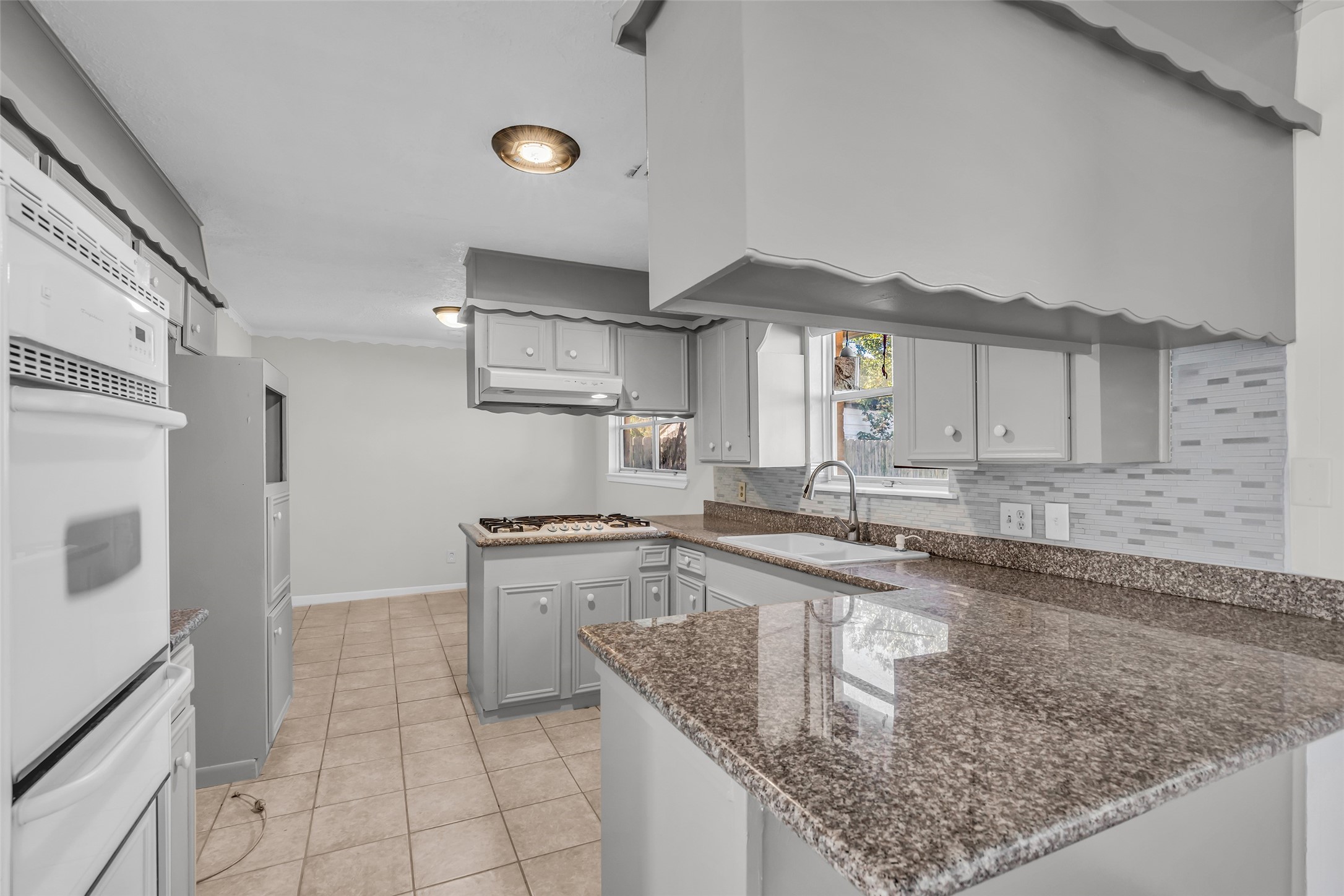 2808 Burke Road Pasadena, TX 77502 - Photo 11 of 40 Move in ready updated kitchen.