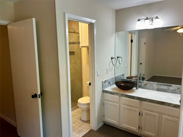 a bathroom that has a toilet in it