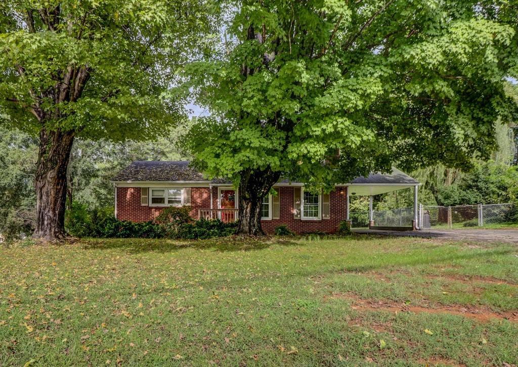 6913 Plantation Road Roanoke, VA 24019 - Photo 1 of 25 6913 Plantation_Main