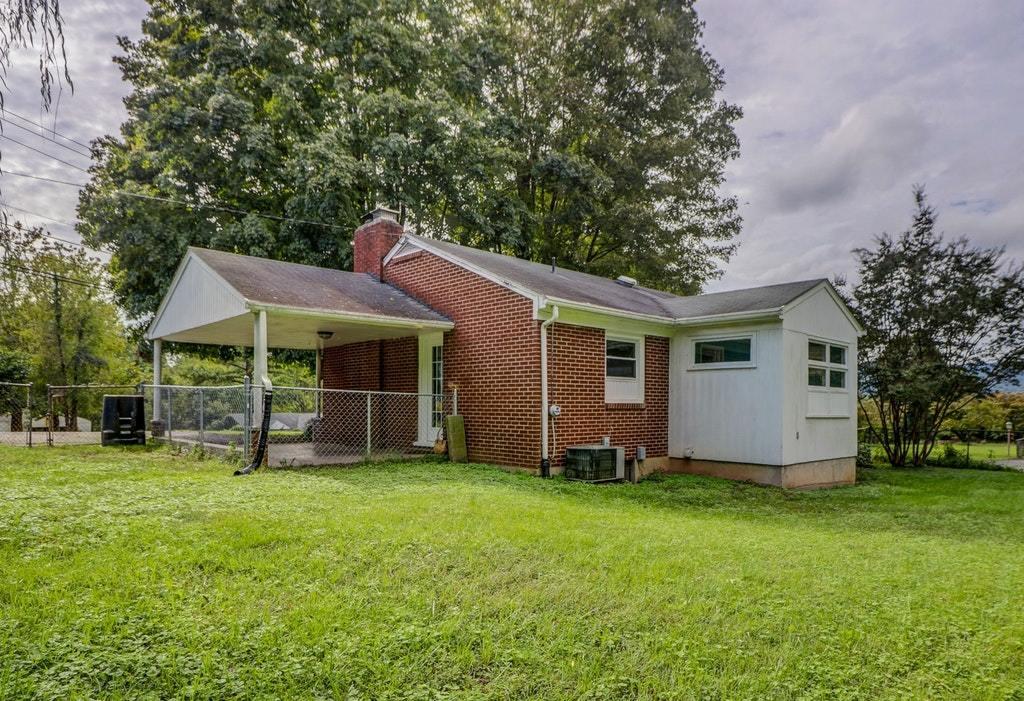 6913 Plantation Road Roanoke, VA 24019 - Photo 3 of 25 021-289259-IMG_8394_5_6_7_8_6941672