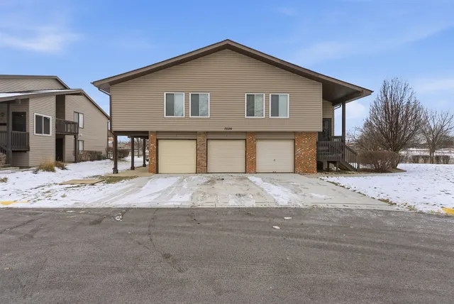 $2,350 | 7526 Bristol Lane, Unit 2, Hanover Park, IL 60133