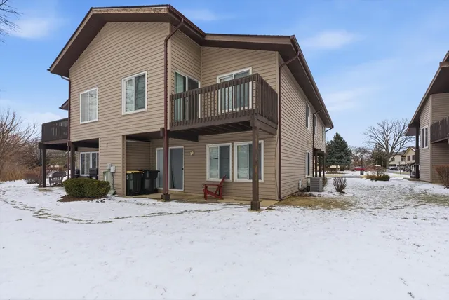 $2,350 | 7526 Bristol Lane, Unit 2, Hanover Park, IL 60133