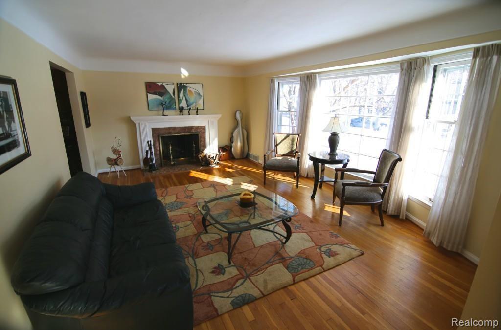 1437 Yorkshire Road Grosse Pointe, MI 48230 - Photo 3 of 15 GNML9906.jpg