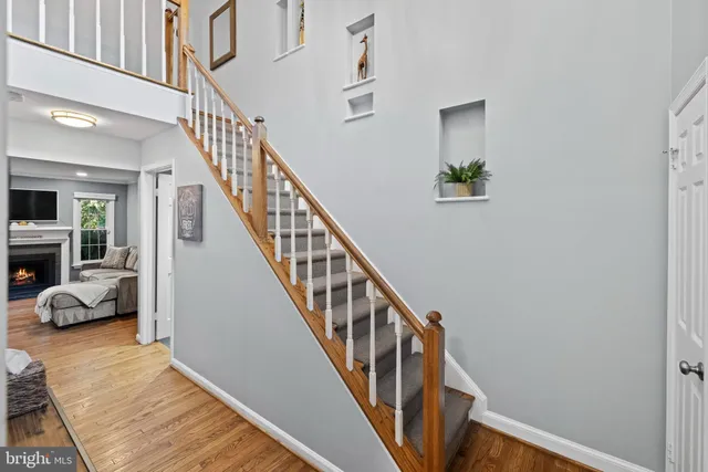 a view of entryway with livingroom