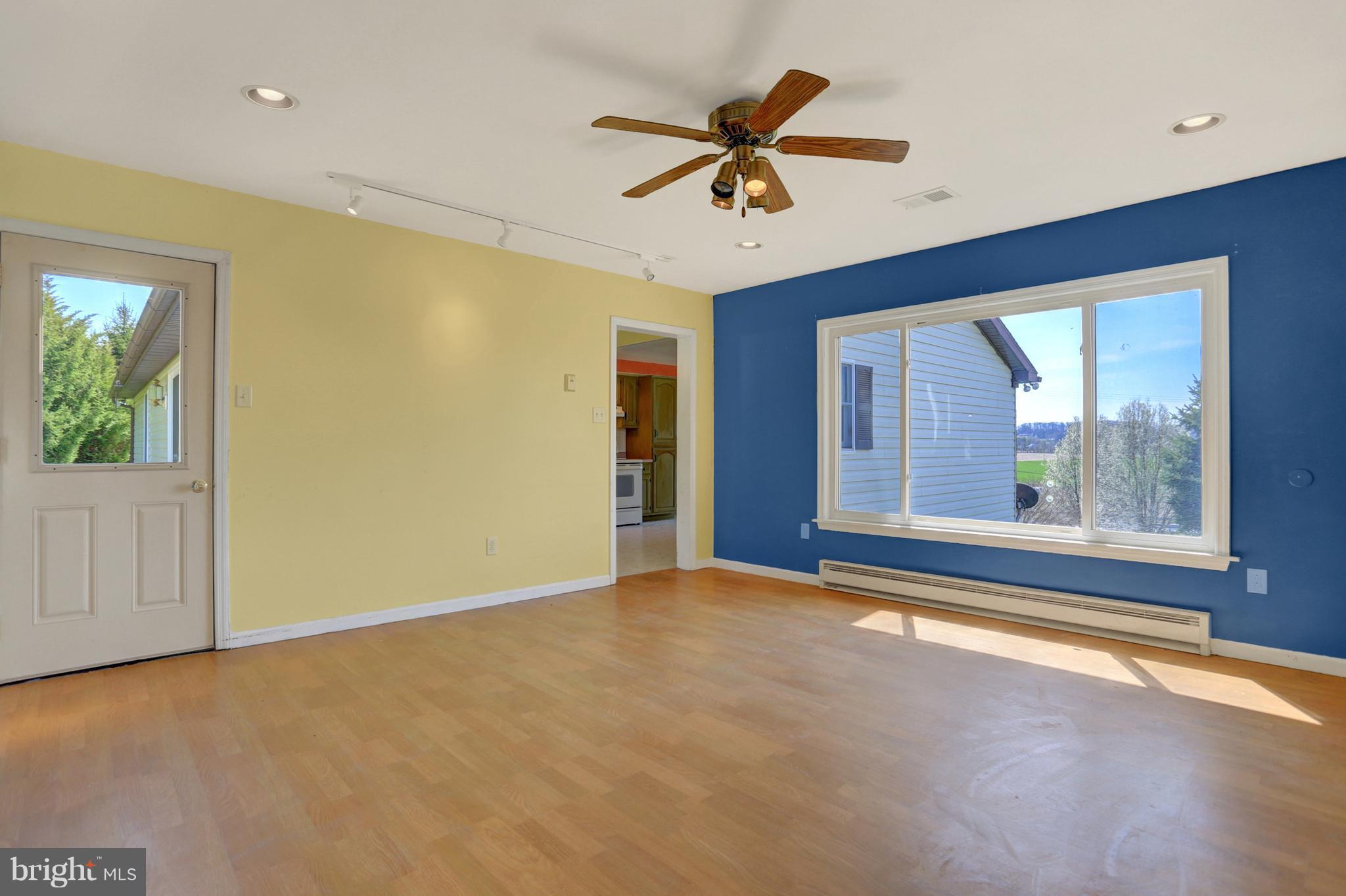 2510 Bachmans Valley Road Manchester, MD 21102 - Photo 6 of 30 Living Room