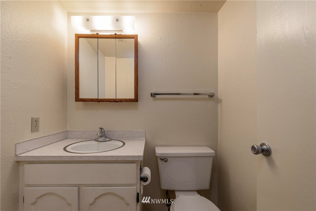 7456 Riverside Drive East Sumner, WA 98390 - Photo 13 of 40 a bathroom with a toilet sink and mirror