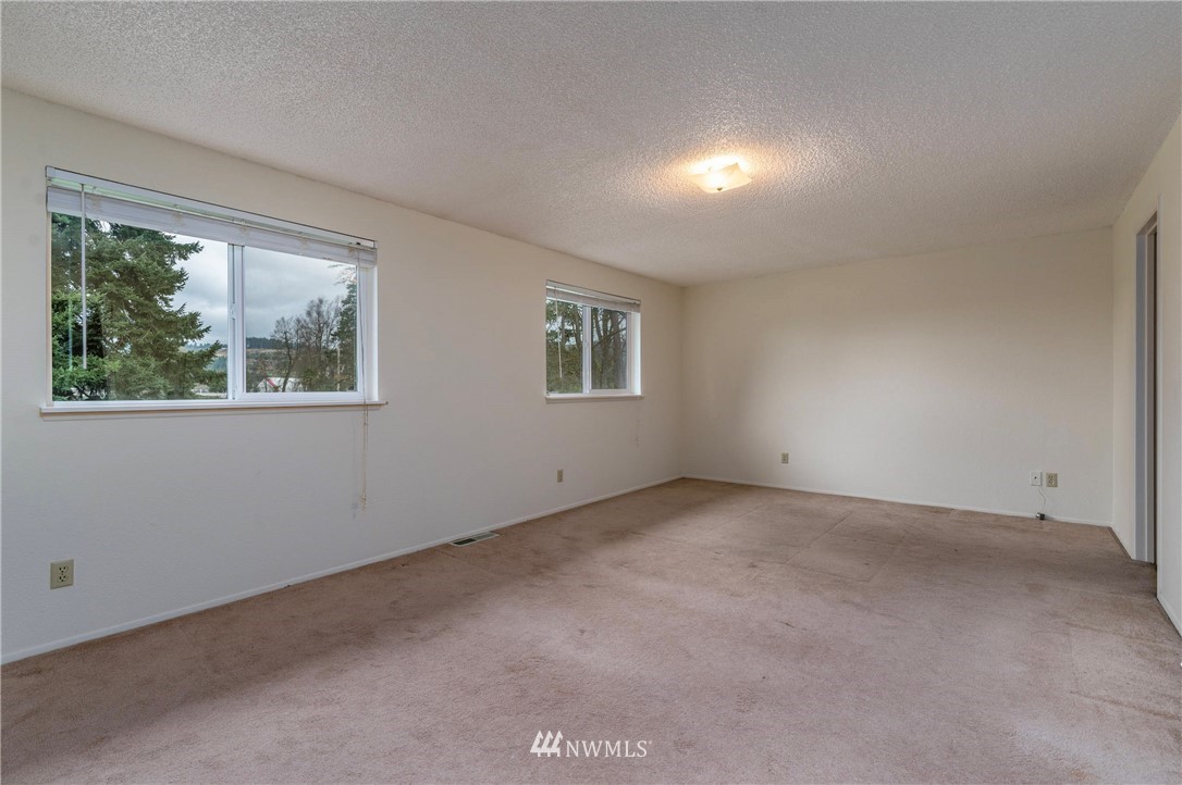 7456 Riverside Drive East Sumner, WA 98390 - Photo 16 of 40 an empty room with windows